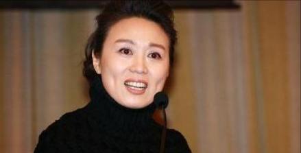 吴琼|60岁吴琼回农村老家，穿价值近1万外套在田里干活，与老人热聊