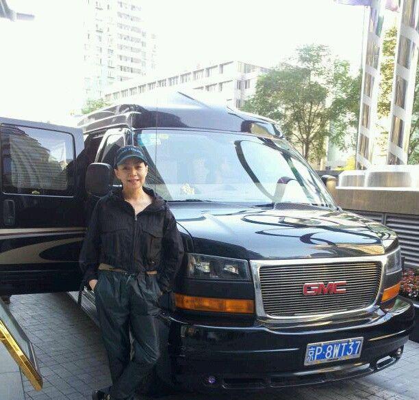 纹眉 宋丹丹60岁又瘦身又纹眉,梳油头中性打扮,追求个性是个潮奶奶