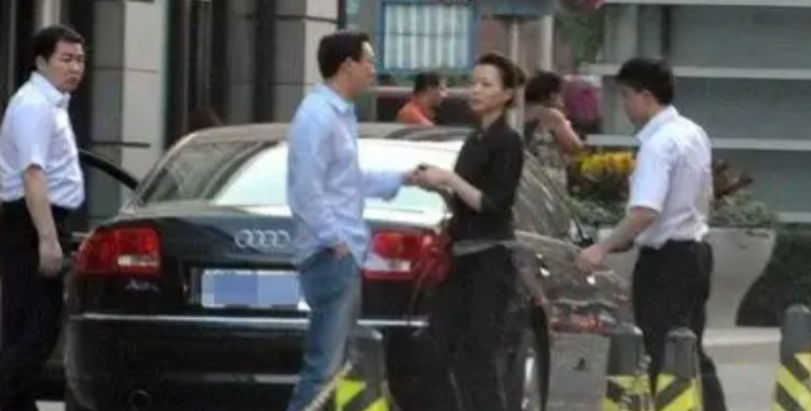 董卿|当年董卿和有妇之夫密春雷相恋，据说密春雷的老婆金晶找到董卿大吵大闹