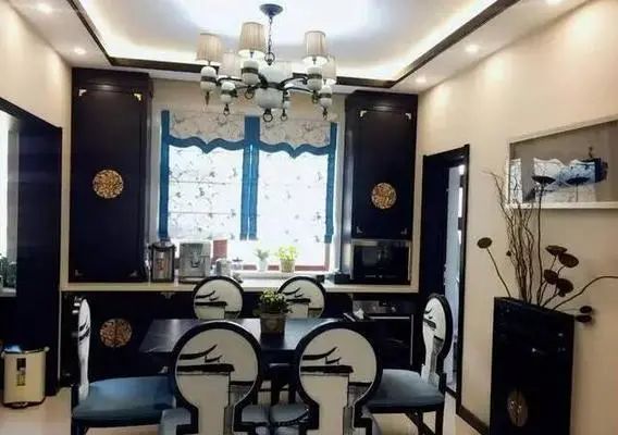 参观朋友的新家,这新房算是毁了,装得跟灵堂一样,不信大家瞧!