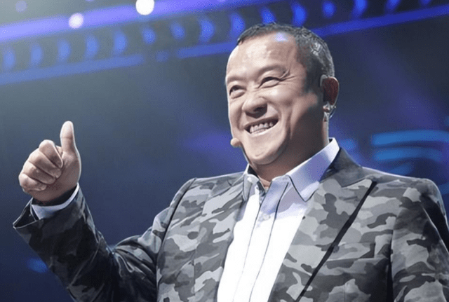 曾志伟|69岁曾志伟再被骂为老不尊？与洪金宝大儿媳亲密搂肩贴脸！