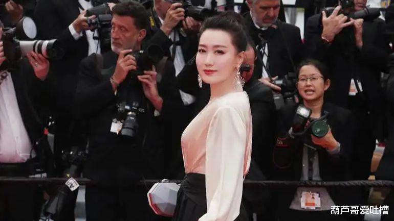 谭晶|谭晶家乡街头品尝臭豆腐，身穿超短裤露白嫩长腿