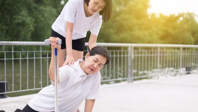 没扶晕倒的老人被其子女状告冷眼旁观罪,怎么办?