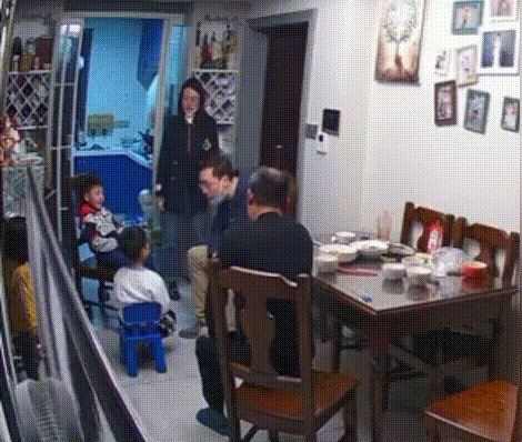 拳打5岁小孩,脚踢6旬老人,这样处理孩子间打闹可不行!