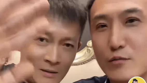 带货|知名演员现身农村烤红薯，垒石块生火方式原始，笑容满面一脸沧桑