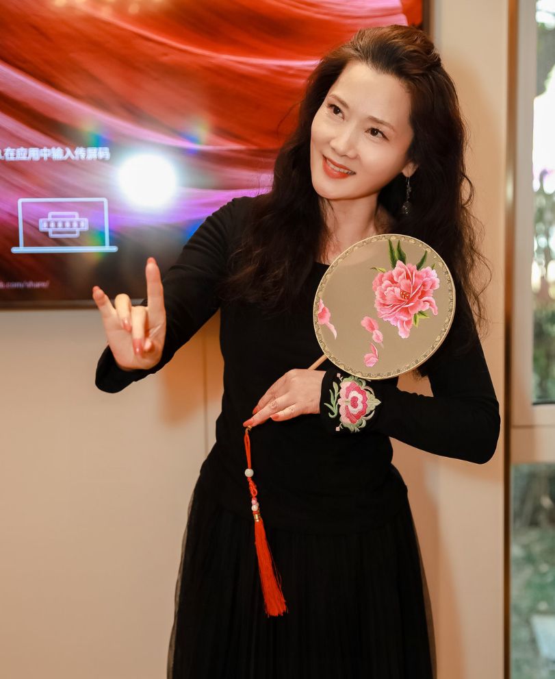 何赛飞|何赛飞：4岁被抛弃，父亲为她终身未娶，和初恋丈夫相约“丁克”