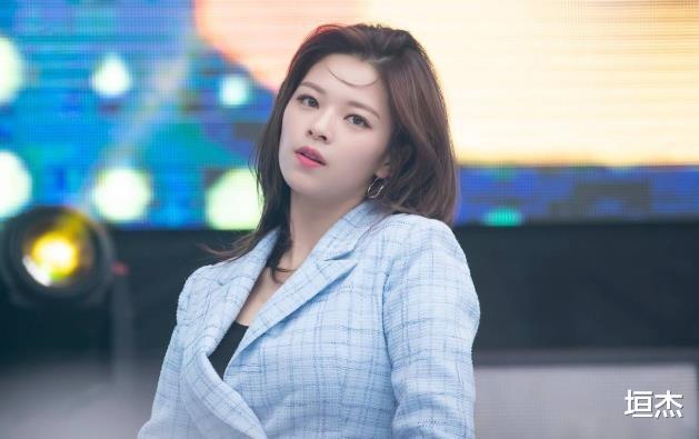短发 靠短发造型人气飙升，后被JYP无节制压榨，因3种恶疾被迫中止行程