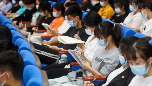 一个月2500还不够花？大学生申请再加500元生活费，家长发文吐槽