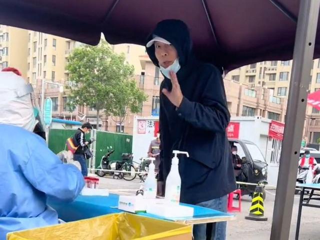 葛优|做核酸偶遇葛优亲自出马,检测地立马成追星现场,看发型就认出来