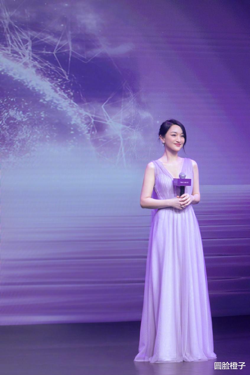 周迅|周迅穿礼服太美了！一身紫色薄纱裙亮相，一头盘发温婉迷人