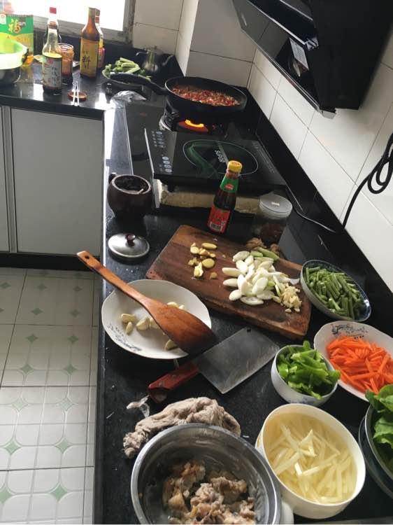 做饭开油烟机后要不要开窗户？太多人家里做错，难怪一做饭就遭罪