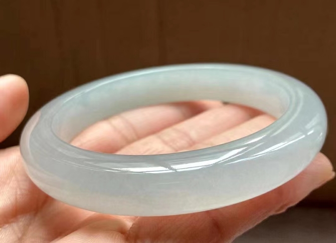 翡翠|肤色黝黑，适合佩戴翡翠吗？