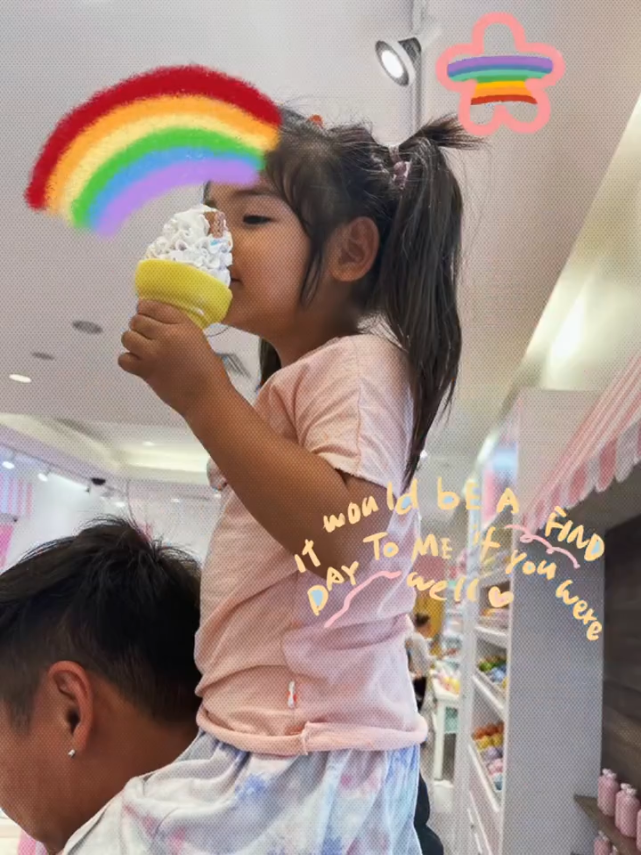 何洁|何洁公开全家福,三个孩子共用一张脸,长得都像妈妈