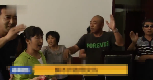 母女争夺百万遗产,法庭上女儿破口大骂,怒扇母亲耳光