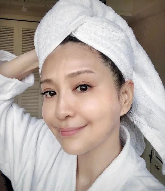 护肤 50岁女人如何“有效护肤”？别再跟着年轻人“抹脸”，难怪效果差