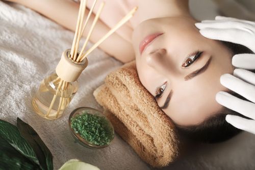 按摩 诗踏绮保养:1分钟抗衰保养