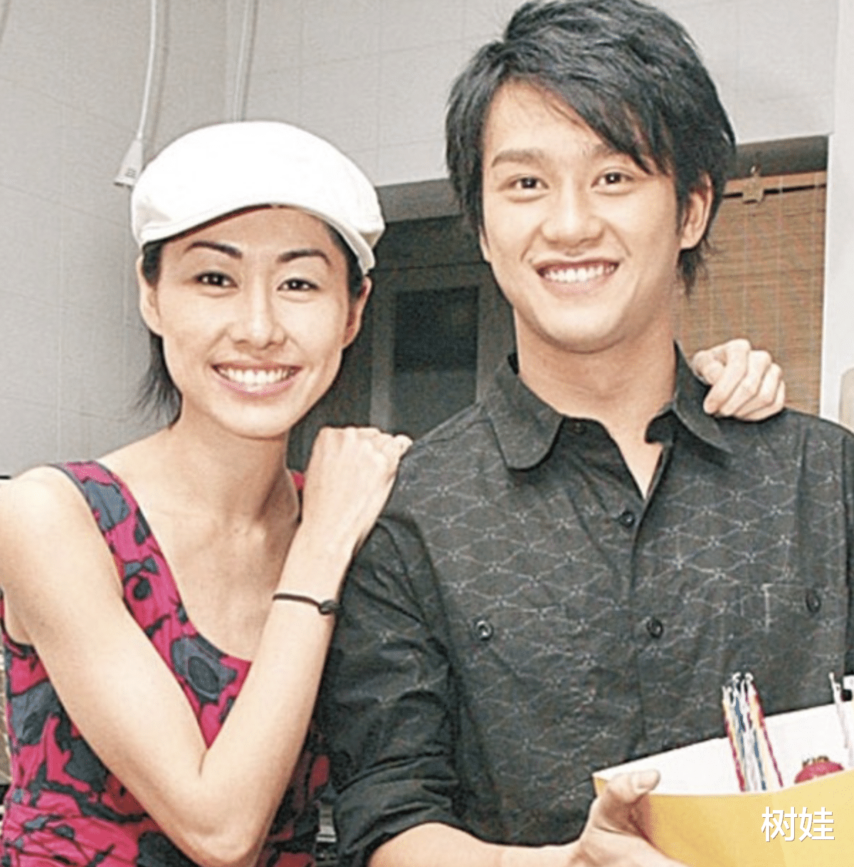 吴浩康|38岁歌手宣布双喜临门，与女友交往半年奉子成婚，前任纷纷送祝福