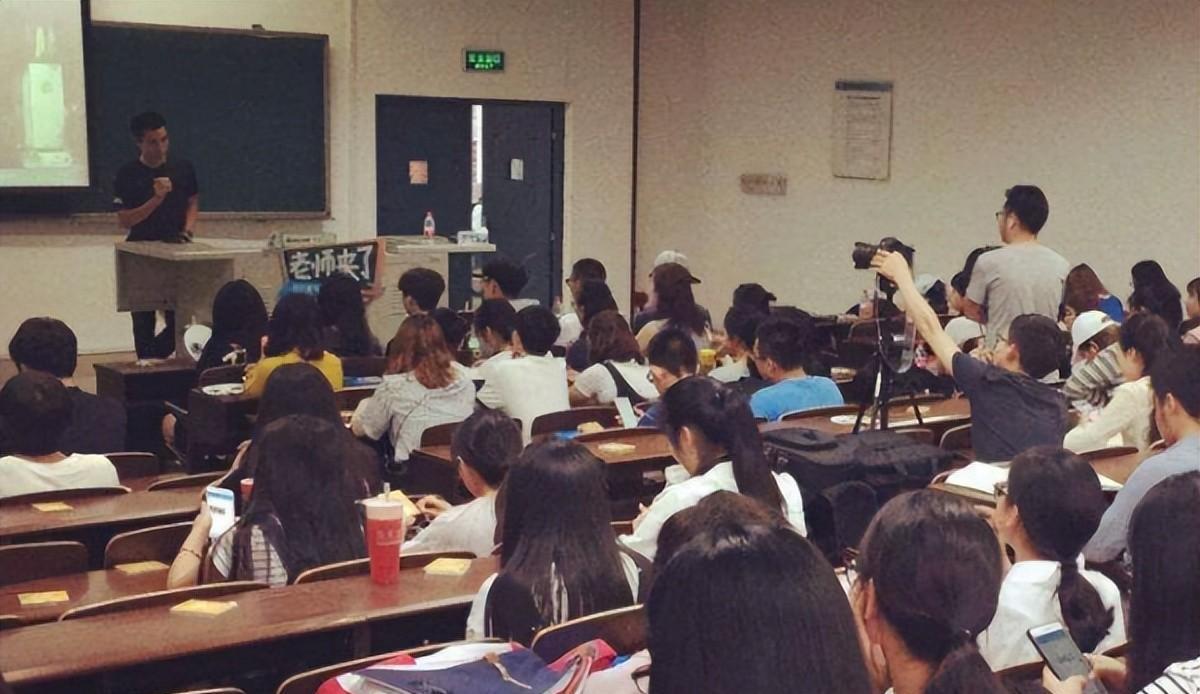 迪拜|大学生形成良好的金融素养,对于未来职场有哪些帮助?