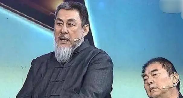 张飞|陆树铭去世仅5天,张飞李靖飞脑出血肾衰竭病重,满头白发瘦脱相