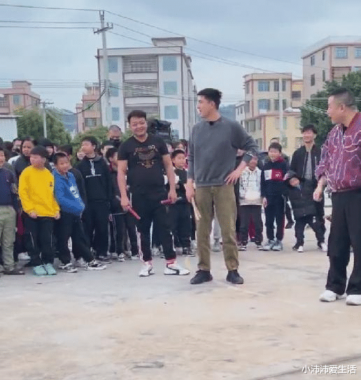 陈飞宇|陈飞宇张若昀路边卖水果,寸头造型被赞帅气,粉丝拍照贴心打招呼