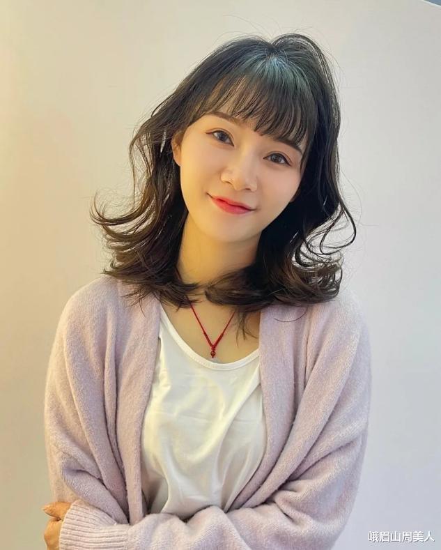 雅诗兰黛 黑长直太“老土”了，今年流行这3种“锁骨卷发”，洋气显年轻