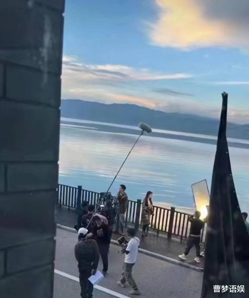 刘亦菲|刘亦菲《有风》曝路透，与李现海边同框超甜，素颜臃肿被嘲像大妈