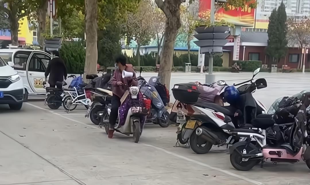 大妈和大爷吵架,一气之下去大街上征婚,骑着电动车用喇叭喊话