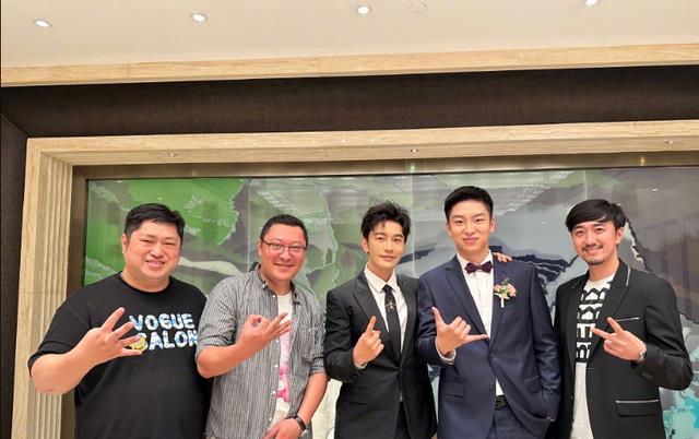 黄晓明|黄晓明：变身中国好表哥，一边给表弟当证婚人一边给表妹比赛加油