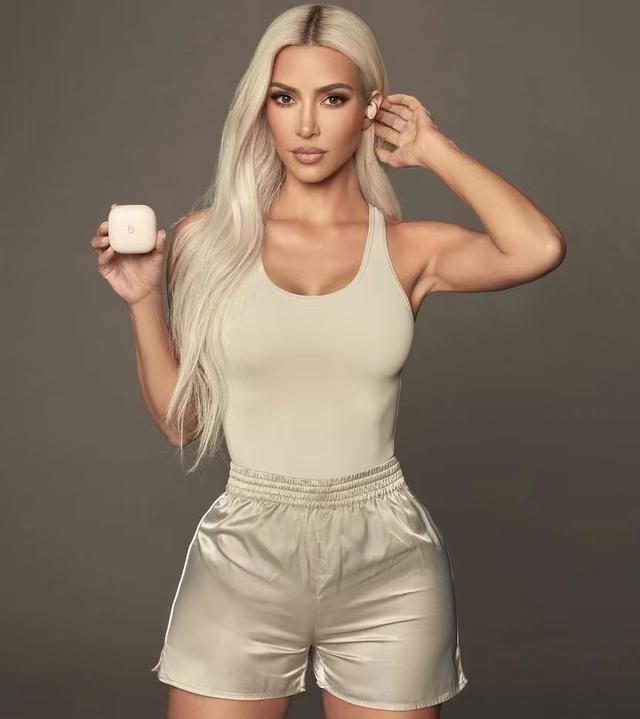 金·卡戴珊|41岁卡戴珊展现女王气质，减重19斤，背部肌肉明显，魅力不输詹娜