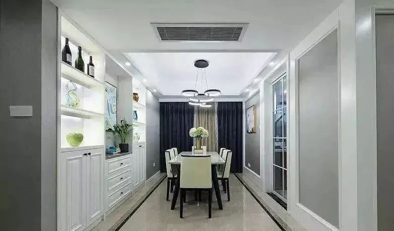 110平现代三居室,灰白黑的色调,让全屋上档次极了,客厅更大气