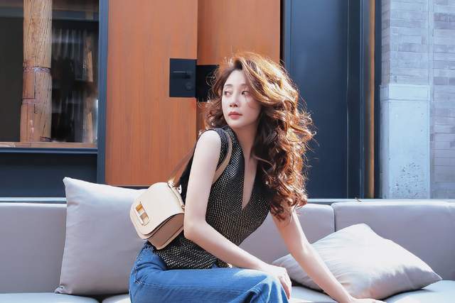 殷桃|40+的殷桃打破“魔咒”，少女背影屡次登上热搜，逛街照又来了