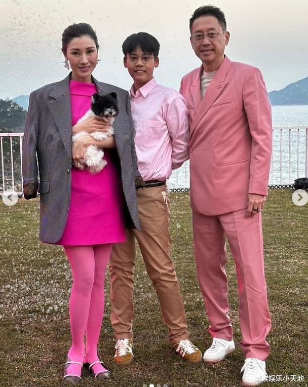 李嘉欣|李嘉欣在豪宅内迎新年:全家穿粉色衣服合影,儿子许建彤很帅气