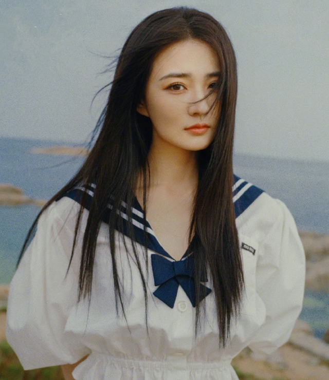 徐璐|90后女星徐璐，十三岁出道备受大导演照顾，好家世让她不怕不火