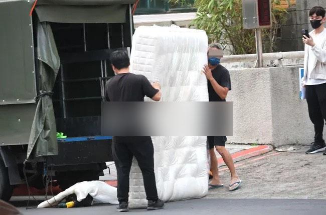 汪小菲|大S百万床垫首曝光,她派人扔到汪小菲酒店门口,已经用到发黄