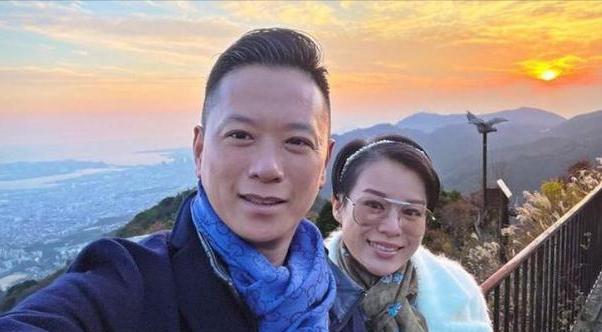 胡杏儿|胡杏儿疑怀四胎？与老公出游身形臃肿，干练短发戴发箍像孕妇