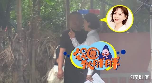 陈数|45岁陈数到小区做核酸被拍，一脸素颜细腿抢镜，骑单车回家接地气