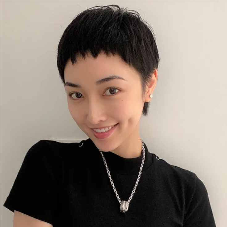 牛油果 不烫不染又自然的短发来了，清爽干练又不失时尚感，主要是显脸小