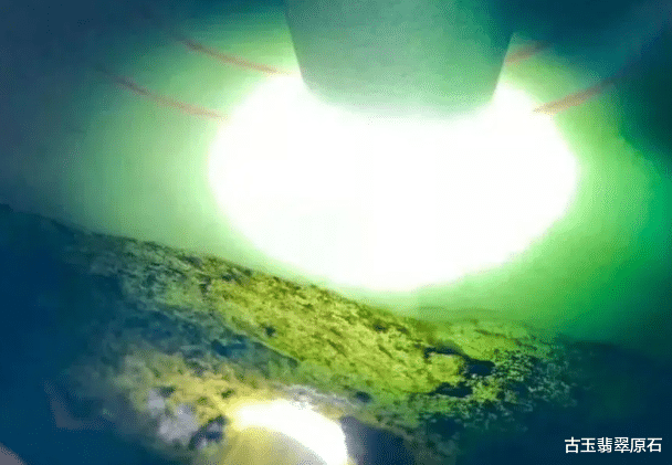 帅哥|满身小裂的翡翠原石，帅哥花3000买下，一刀切开究竟是惊喜还是惊吓？