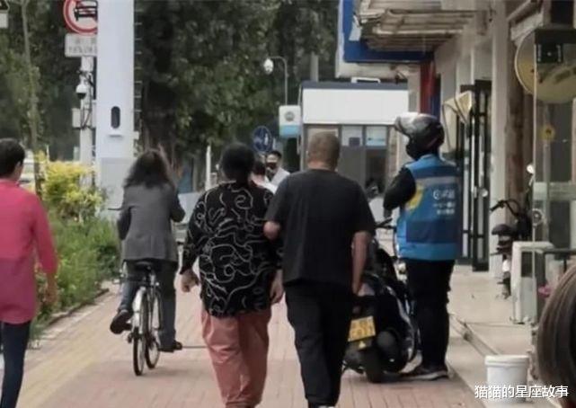 唐山市烧烤摊悄悄地闭店,但临走时做2件事,让网友尤其不理解。