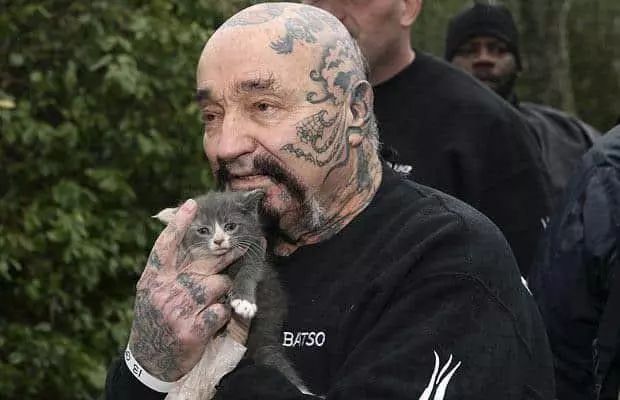 一群纹身男人怒了：虐待动物的人，最窝囊！