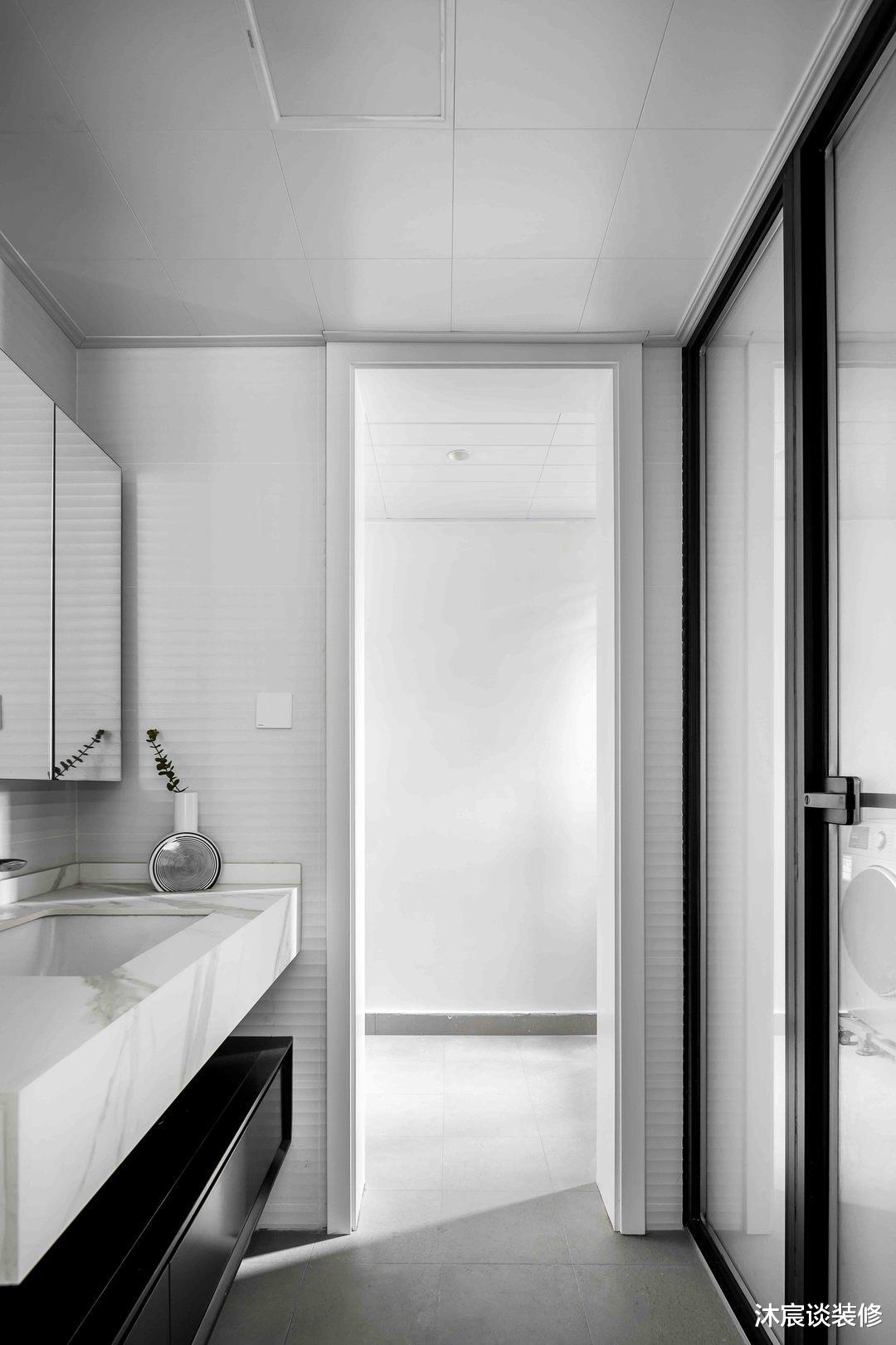 这对95后有远见，用单纯的白墙与温暖的木地板，轻松打造清爽的家