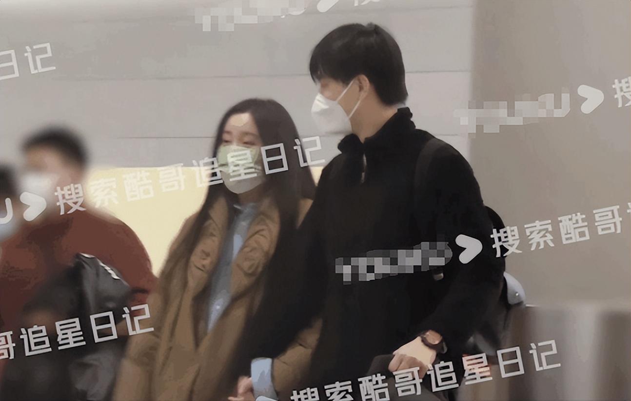 李川|李川携锤娜丽莎合体现身机场，十指紧扣甜蜜相拥，同回寓所疑同居