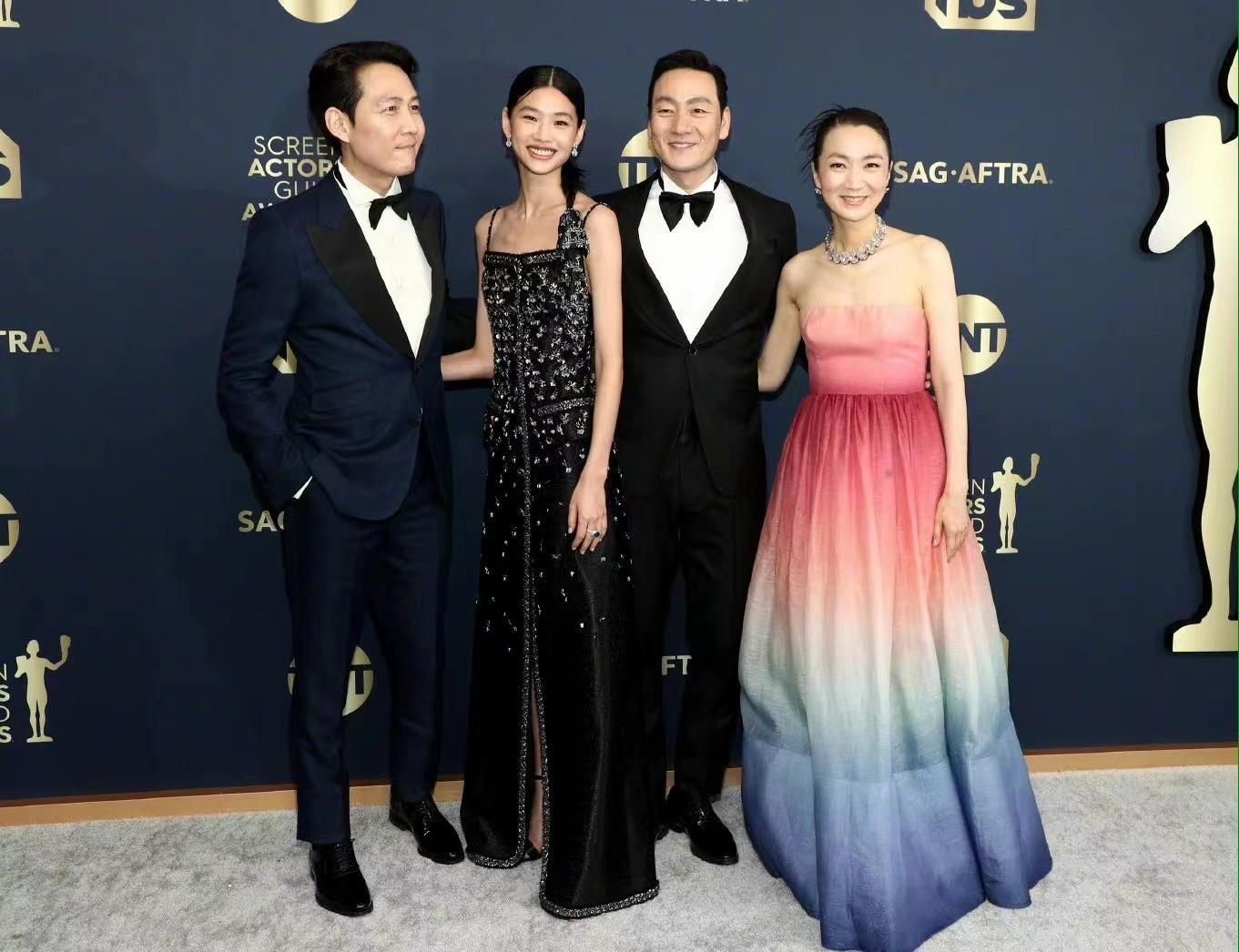 小姐姐 Selena瘦身成功,鱿鱼游戏剧组惊艳亮相,却也被大魔王夺去风头