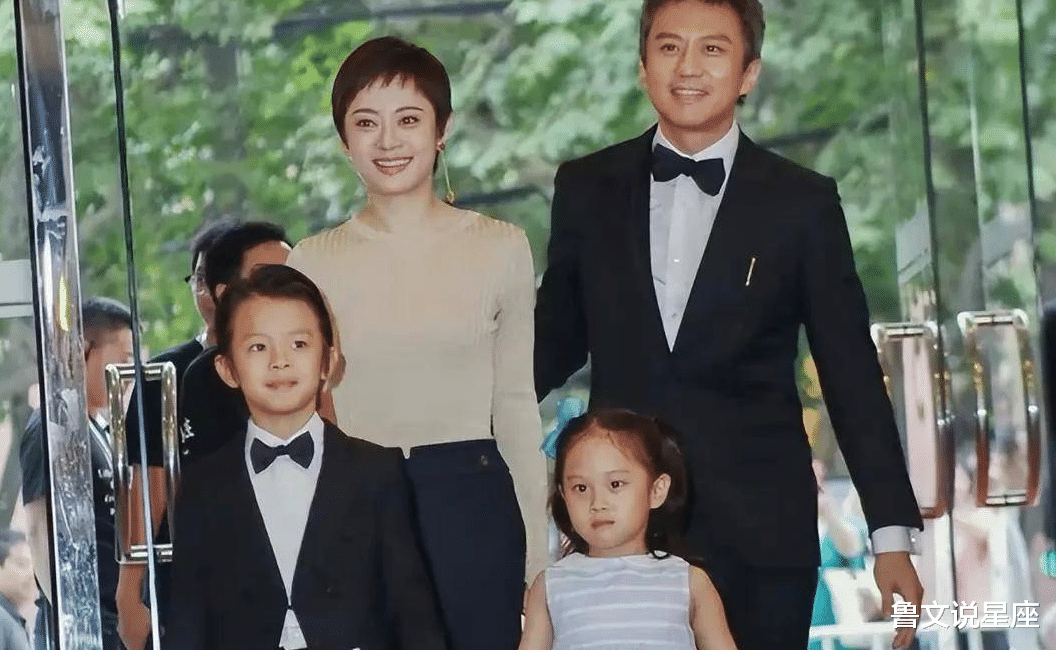 孙俪|孙俪晒一家四口海边跳跃拍照,幸福感扑面而来,妹妹的一字马好厉害