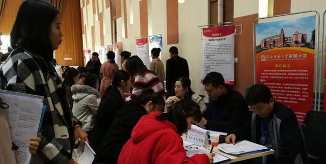原创|清北毕业生收割一流中小学教师岗位，家长很满意，师范生却慌了