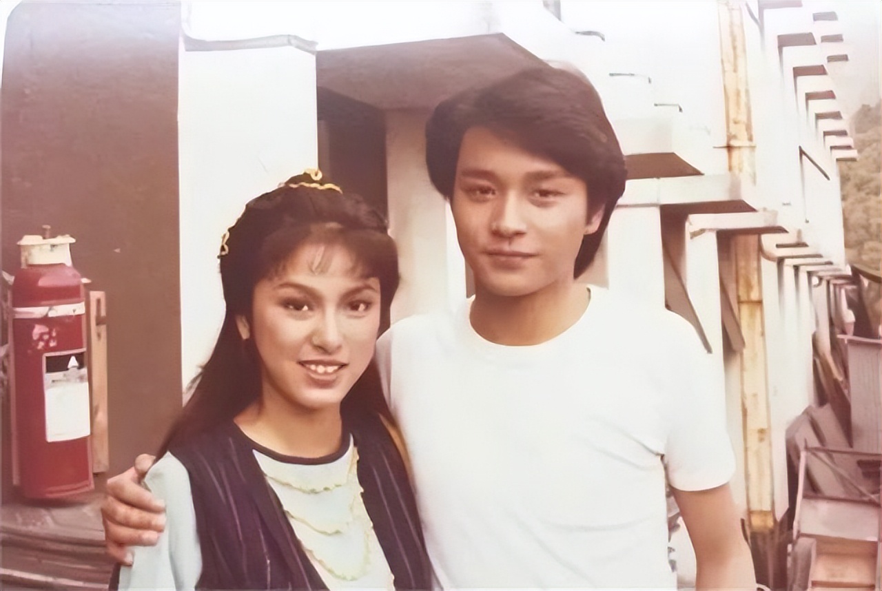 藤冈靛|米雪：被成龙抛弃，相恋20多年的男友因病去世，否认曾与已逝男友“冥婚”，至今67岁无儿无女