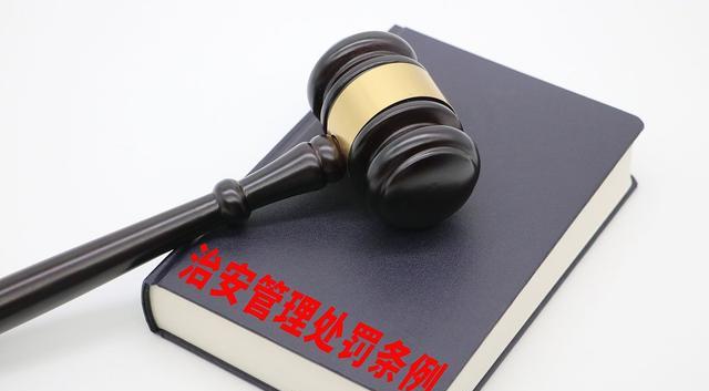 只闪着警灯,却没有鸣响警笛的警车,是否应当在路口对其让行呢?