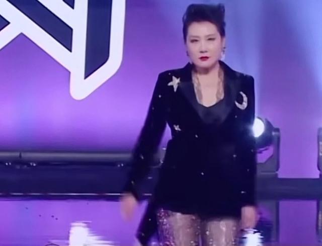 张凯丽|张凯丽晒43年前战友照,众战友颜值太高不输明星,笑容纯粹干净