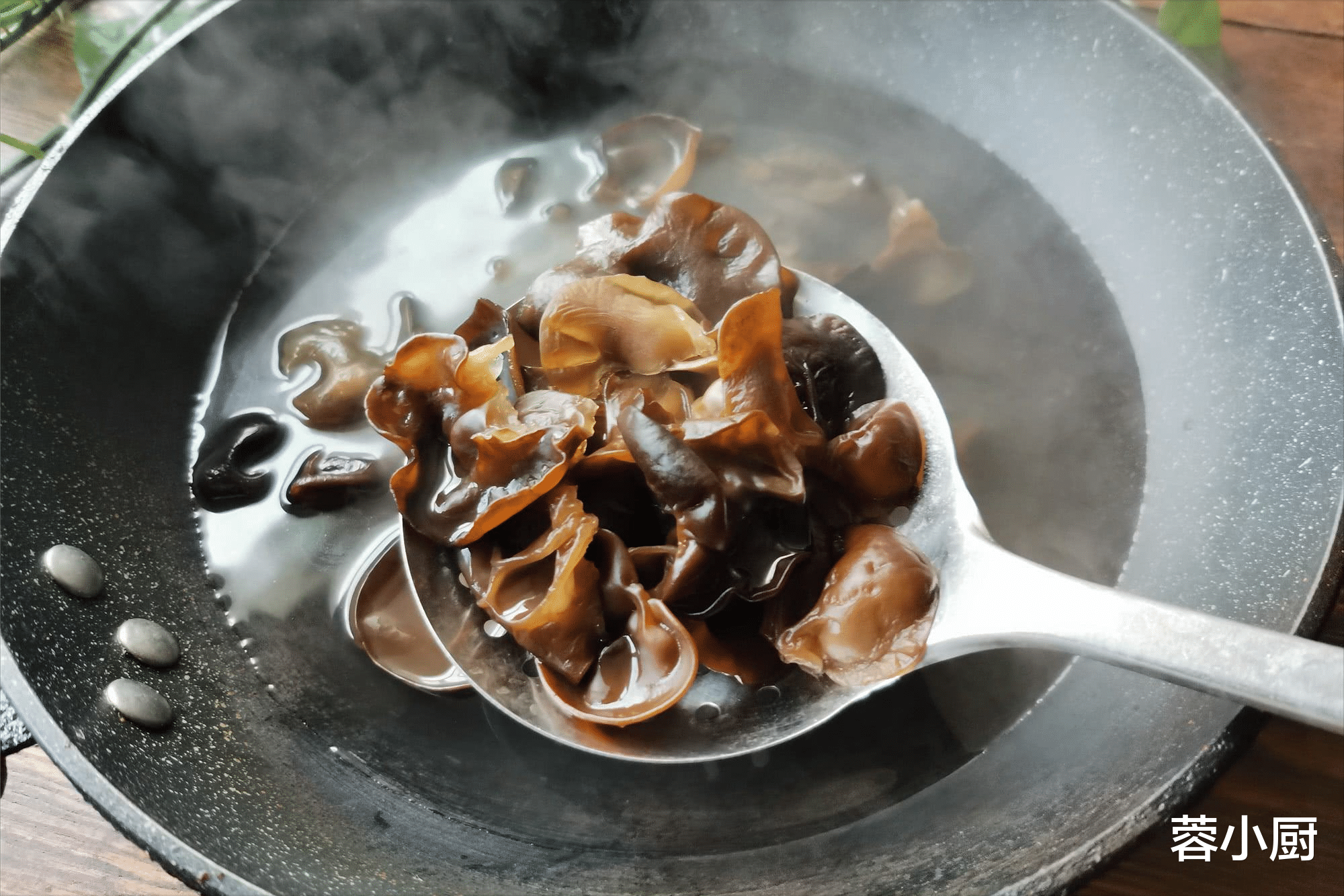 爱美的女人，建议多吃“4红3黑2绿”，含铁量高，春季常吃气色好