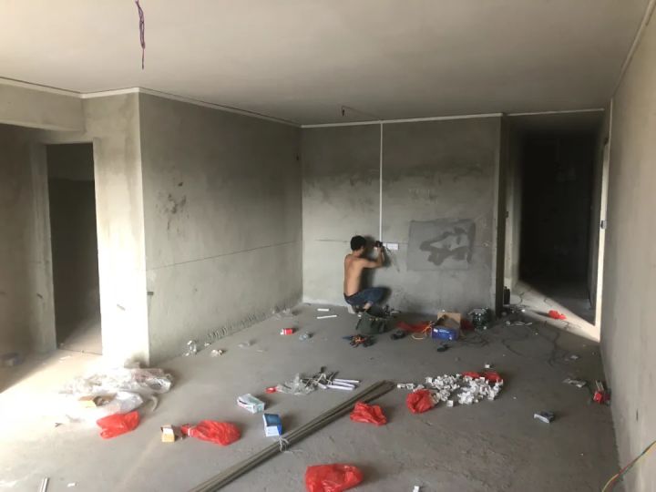 没钱装修，直接住进毛坯房，这对小夫妻的“赤贫风”意外火了